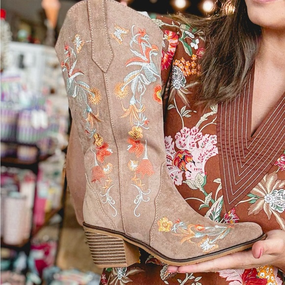 Embroidered Tan suede Western Boots - Picture 1 of 4